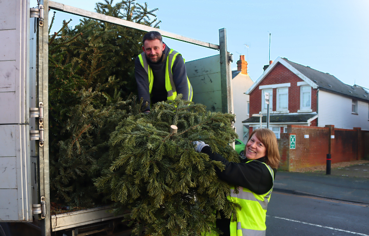 <h4 style="margin: 0px; padding: 20px 0px 0px 0px;"><span class="font-alternate" style="color: #ffffff;">Glowing on</span></h4>
<h2 style="margin-bottom: 10px; padding: 0px 0px 20px 0px; color: #ffffff; line-height: 1.2;"><strong>Christmas Tree-cycle</strong></h2>